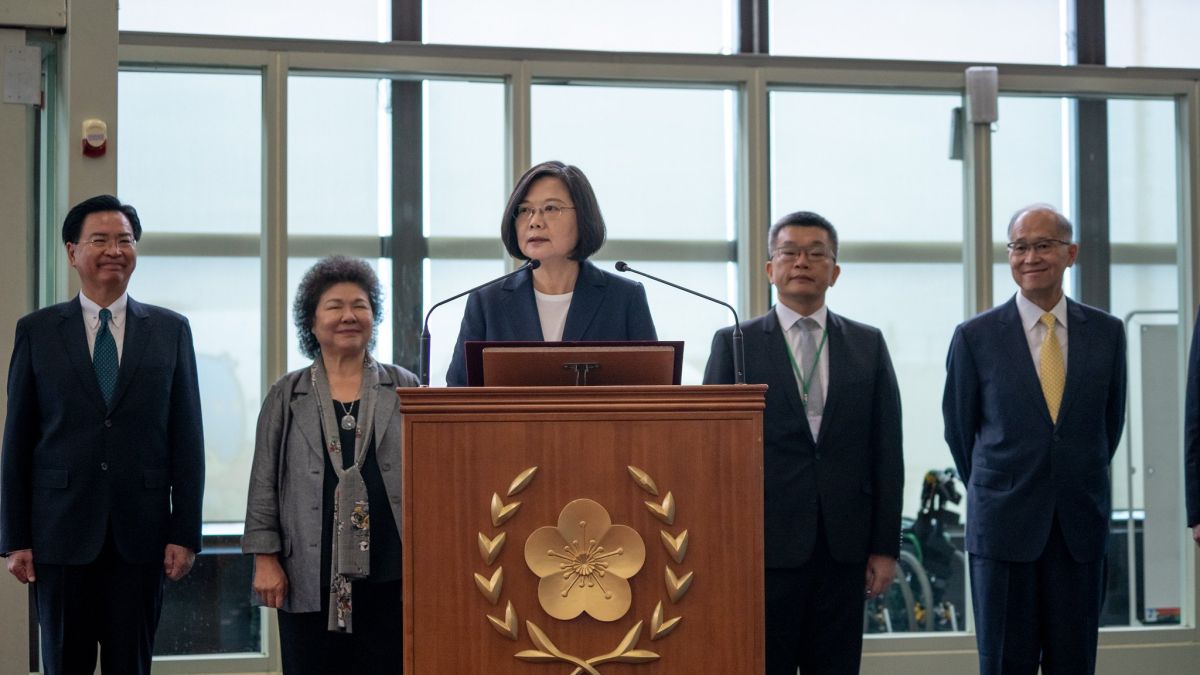 蔡英文總統行前發表「自由民主永續之旅」談話，返國後意外爆發國安單位走私巨量菸品案。（圖 / 總統府提供）