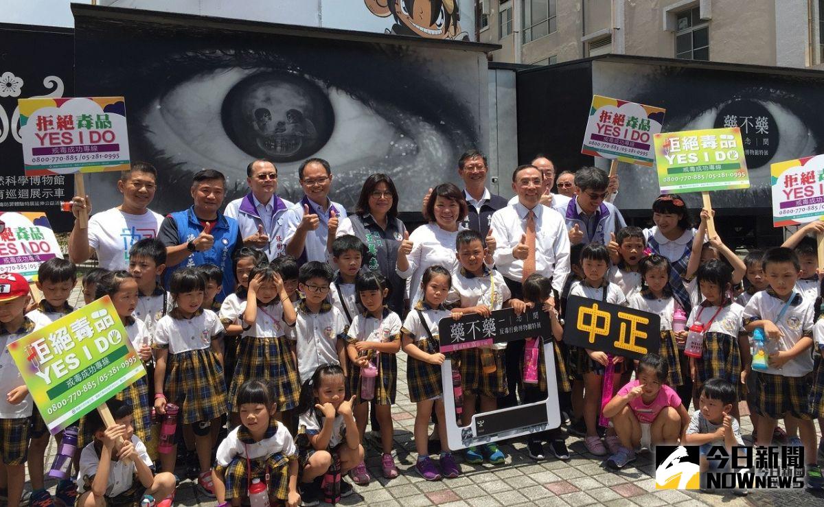 ▲嘉義黃敏惠市長與蔡清祥部長與參與反毒活動的中正國小學童一起反毒。（圖／記者陳惲朋攝 , 2019.07.24）