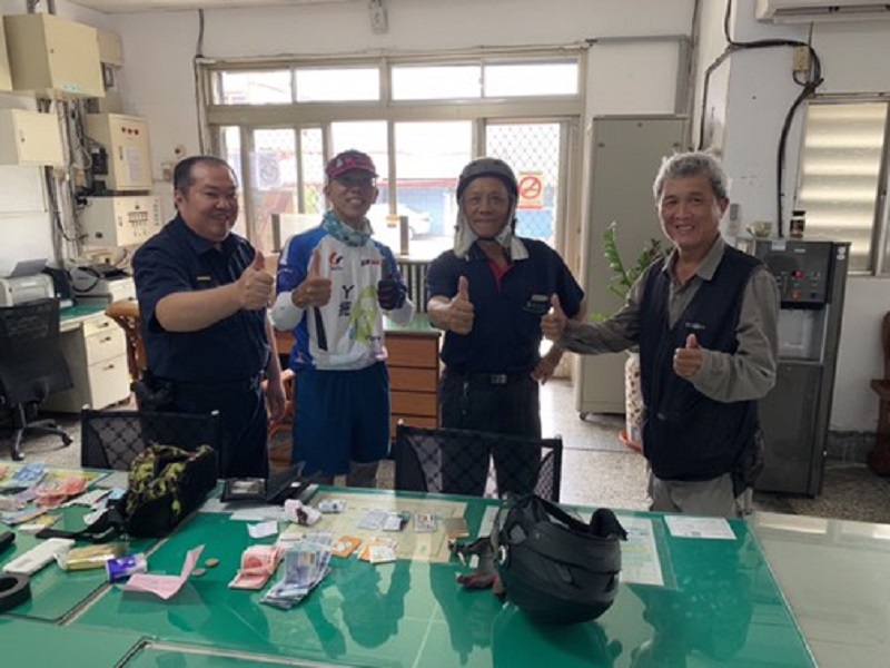 ▲李姓香港遊客感謝員警在不到1小時就找到腰包，大讚真的很有效率。（圖／玉里分局提供）