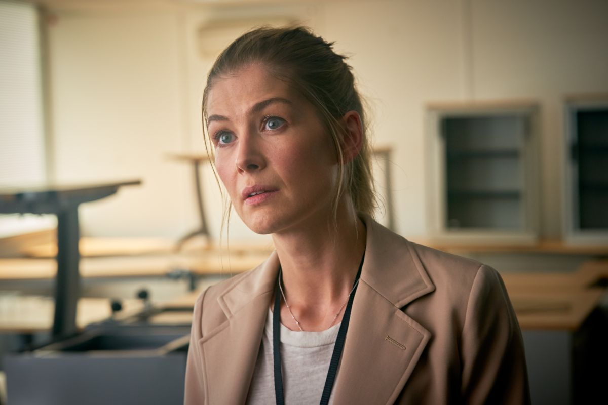 ▲羅莎蒙派克又演出硬派角色。（圖／星泰娛樂）