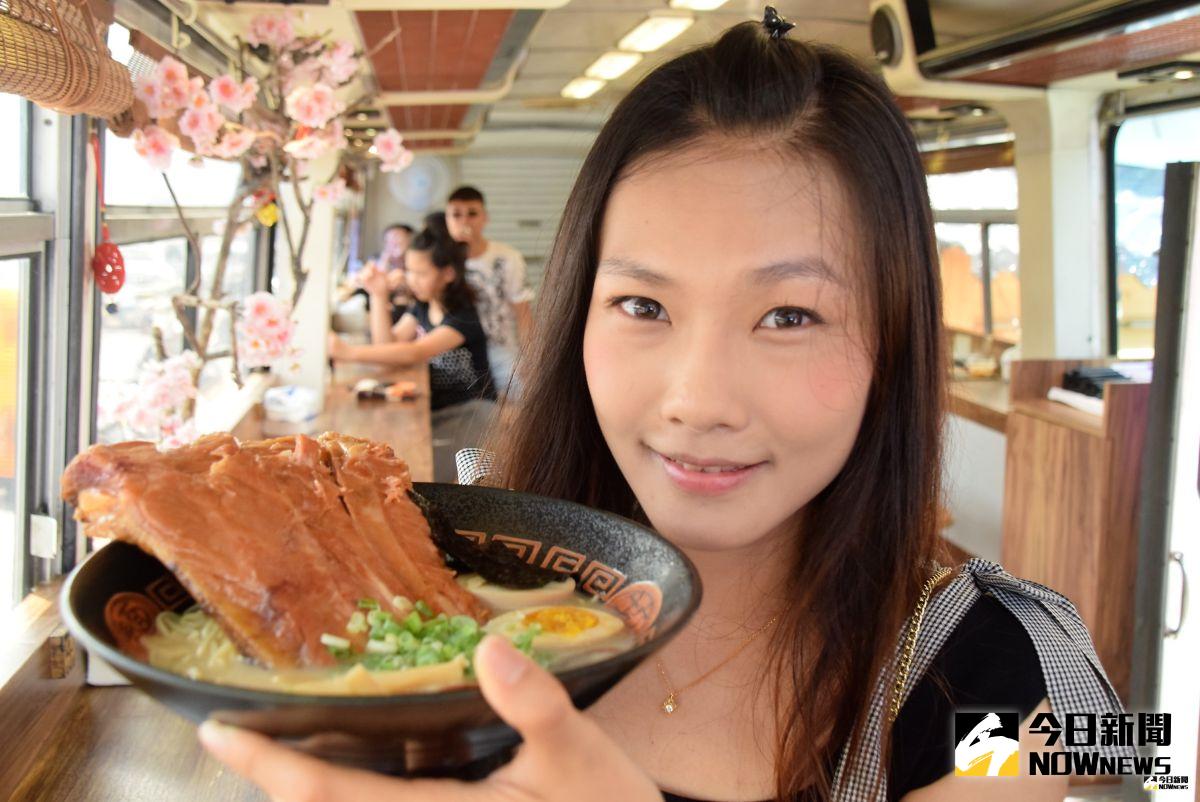 ▲這碗桂花肋排拉麵的大肋排，比這位美麗的女生的臉還大，獨特桂花醬汁，襯托出豬肋排的鮮甜與柔嫩。（圖／記者張塵攝，2019.07.24）