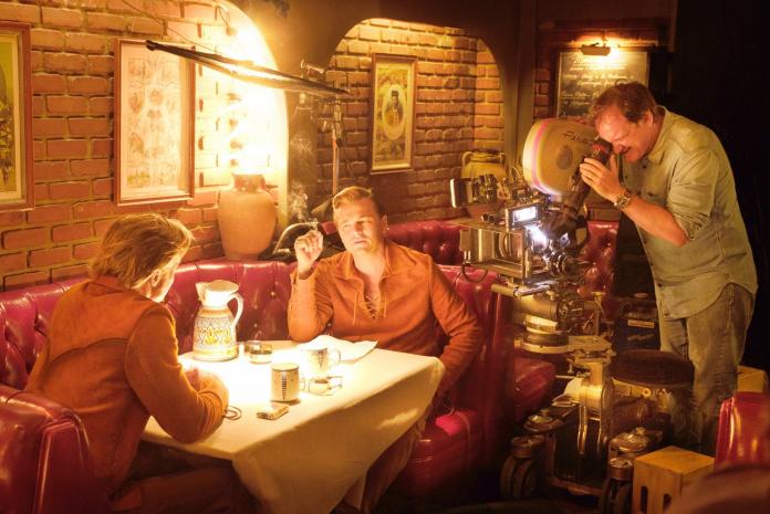 ▲導演昆汀塔倫提諾（最右）正在進行《從前，有個好萊塢》的拍攝工作（圖／双喜電影）