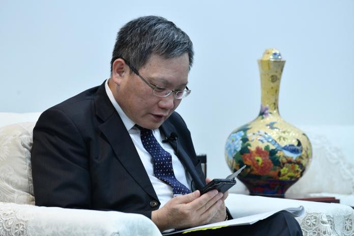 ▲財政部長蘇建榮表示，他行動支付只用台灣Pay，而且只要進超商就會用，今年綁定信用卡繳稅。（圖／記者林柏年攝）