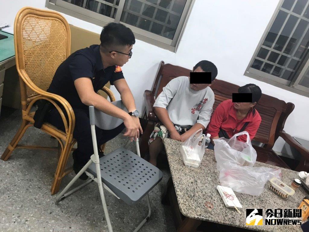 ▲警方將洪姓男子帶回派出所安撫情緒，並通知洪妻到派出所陪伴。（圖／斗六警分局提供）