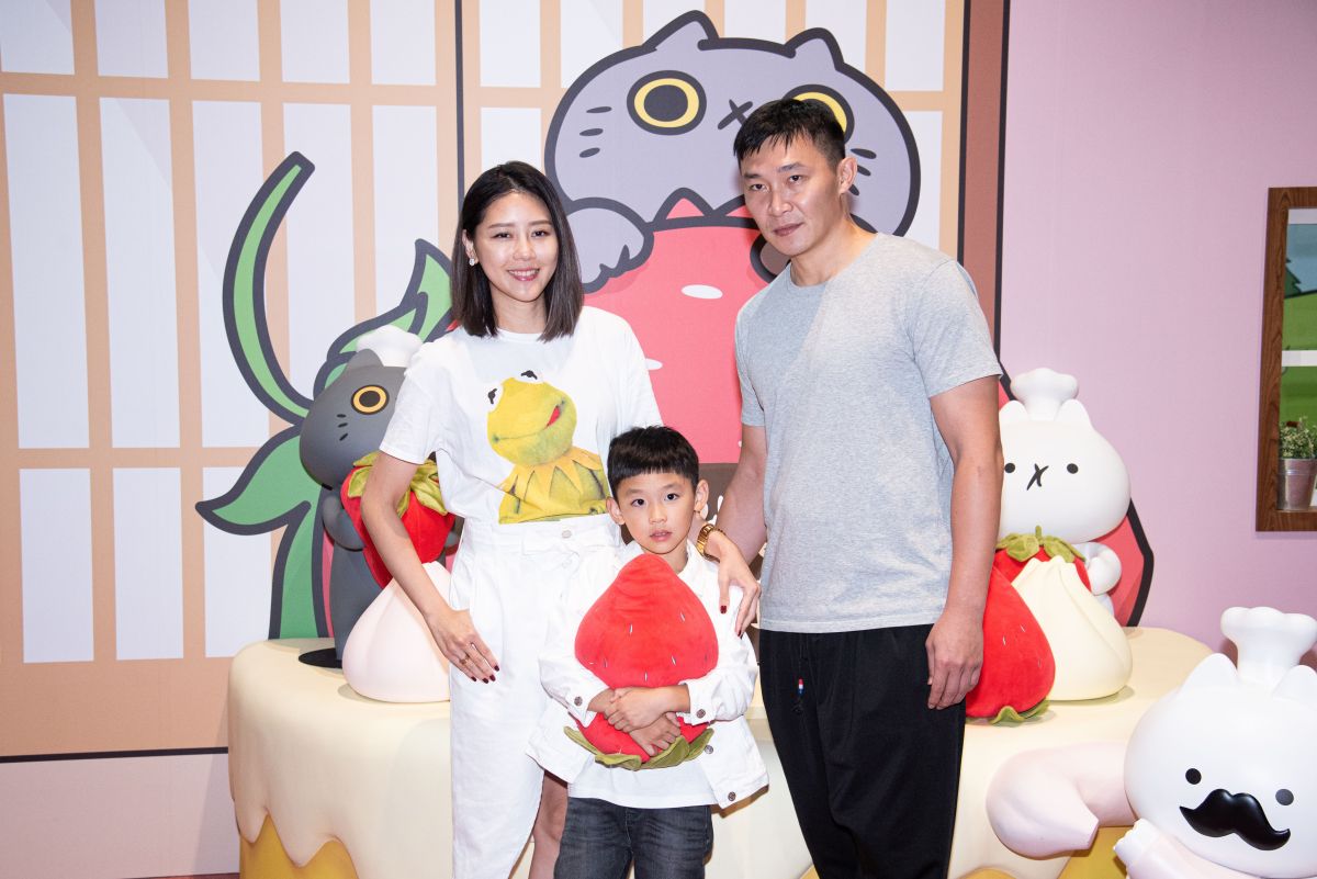 ▲嚴立婷老公張智峰帶兒子Willson看展覽。（圖／寬宏藝術）