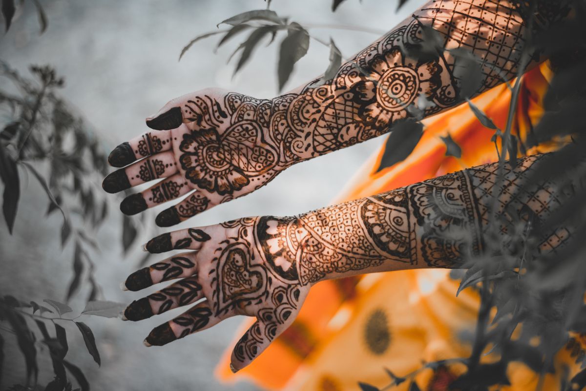 ▲一名澳洲女性出國旅遊時嘗試漢娜紋身，卻換來美麗的代價（圖非當事人）。（示意圖／取自 Unsplash ）