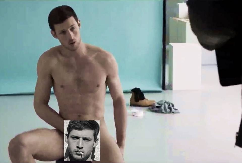 ▲湯姆梅西耶手握生殖器當人體模特兒。（圖／海鵬）