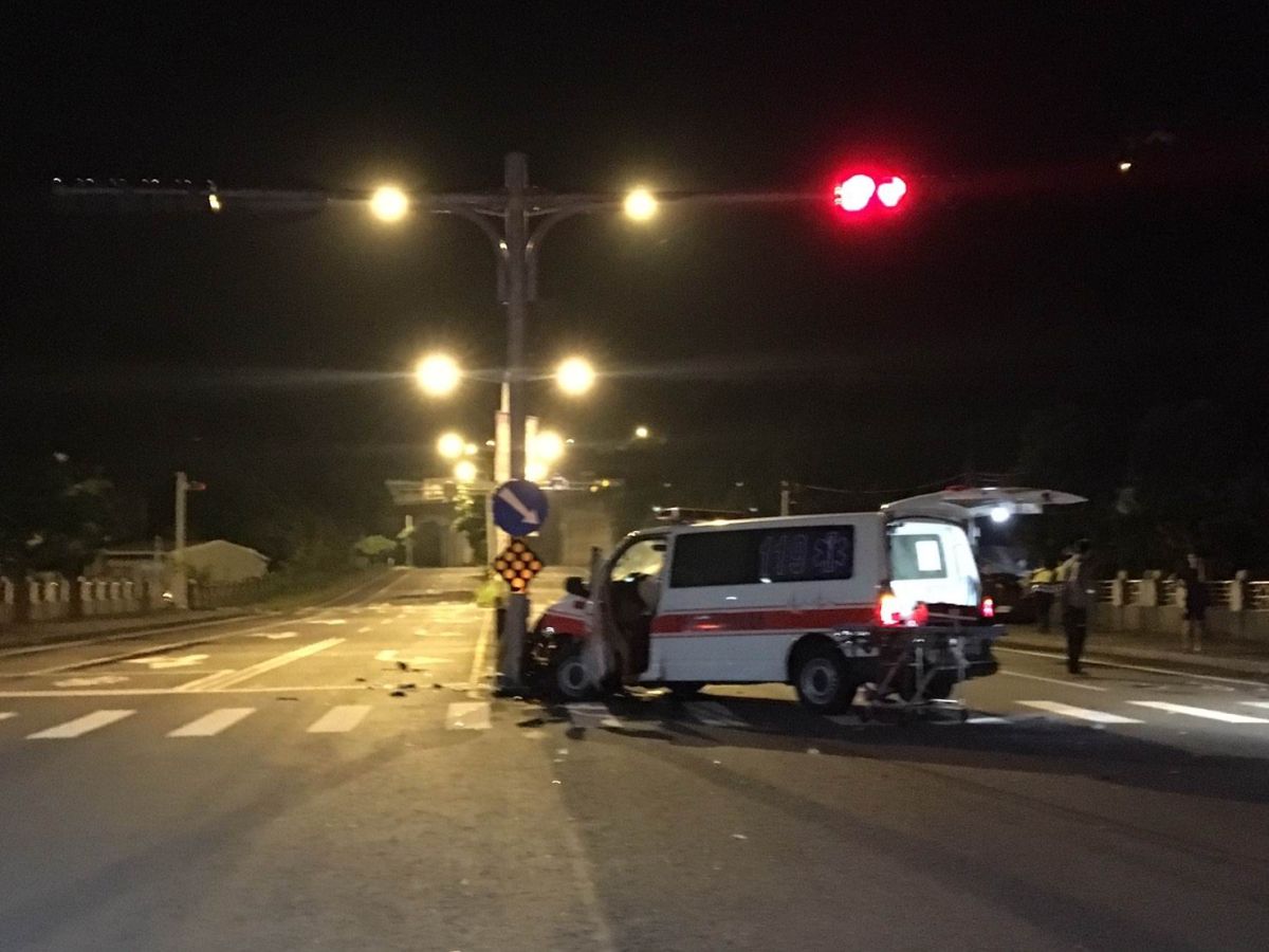 ▲宜蘭縣消防局救護車執行救護任務，在蘇澳鎮蘇港路與成功路口，被一輛轎車攔腰撞上，救護車嚴重受創。（圖／宜蘭縣消防局提供)