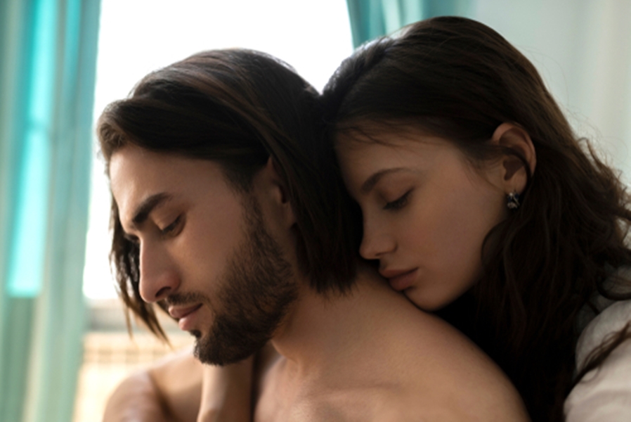 ▲有一種恐怖情人，他不會傷害你，不是言語暴力，不是控制狂或跟蹤狂，他只是不斷用著自以為是的付出和對待，逼迫你接受，還要你為此感激、為此感動。（圖／shutterstock）