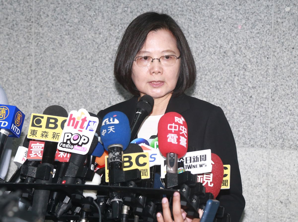 蔡英文總統「自由民主永續之旅」，返國卻爆發國安人員走私9800條菸的醜聞。 (圖／NOWnews資料照片)