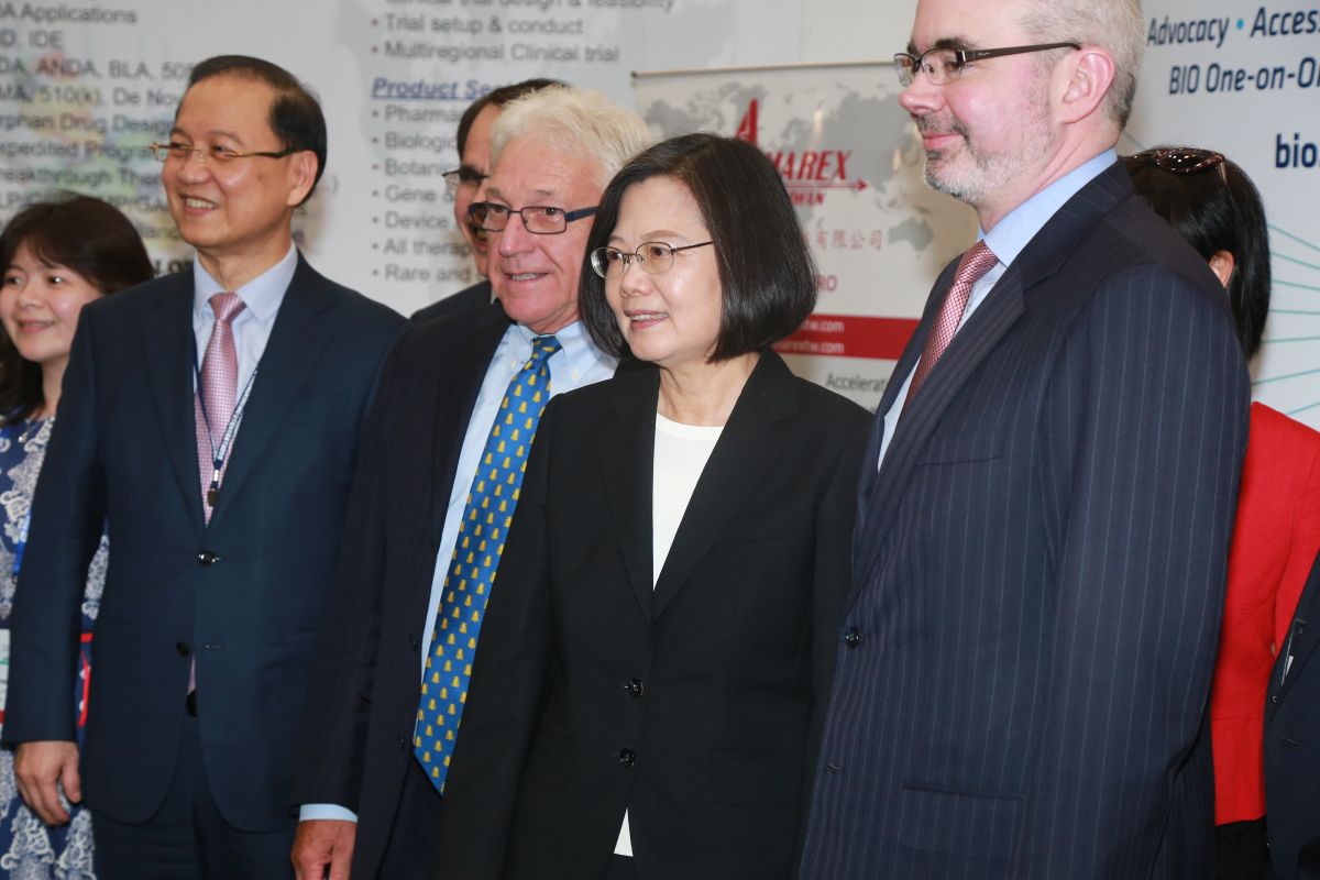 媒體問運菸案是否會讓選情雪上加霜，蔡英文則反問記者，「什麼是雪上加霜」。 (圖/記者葉政勳攝)