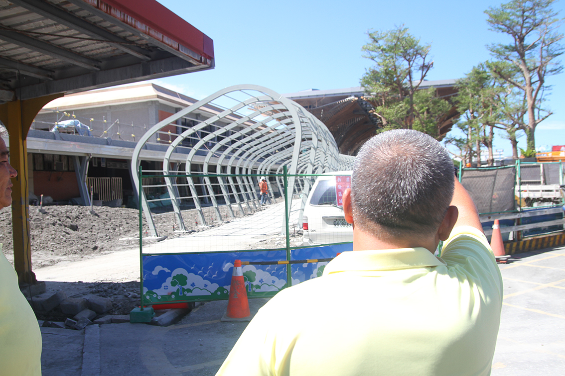 ▲未來花蓮車站出口將設置在舊站體的剪票處，距離計程車招站不到50公尺的距離。（圖／記者鄭志宏攝）