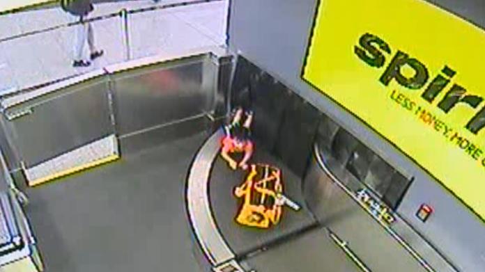 ▲ 男童趁媽媽不注意爬進機場的行李輸送帶。（圖／翻攝自美國 NBC News ）