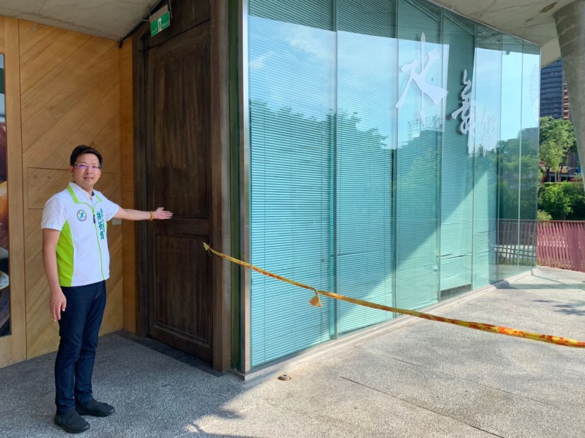 ▲台中知名觀光景點秋紅谷生態公園附屬建物閒置沒有運用，議員林祈烽批放任亮點公園空間在養蚊子。 (圖／柳榮俊翻攝2019.7.25)