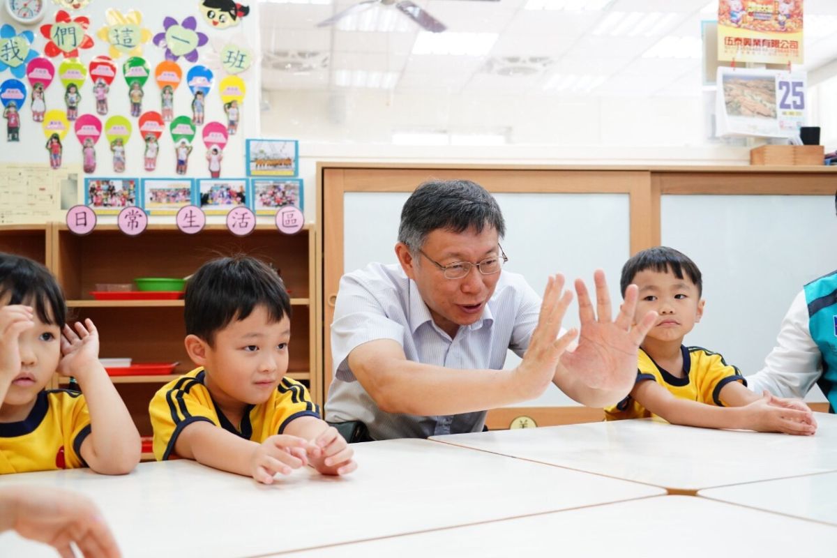 ▲台北市長柯文哲出席準公共幼兒園授證記者會，與小朋友們互動。（圖／台北市政府提供）