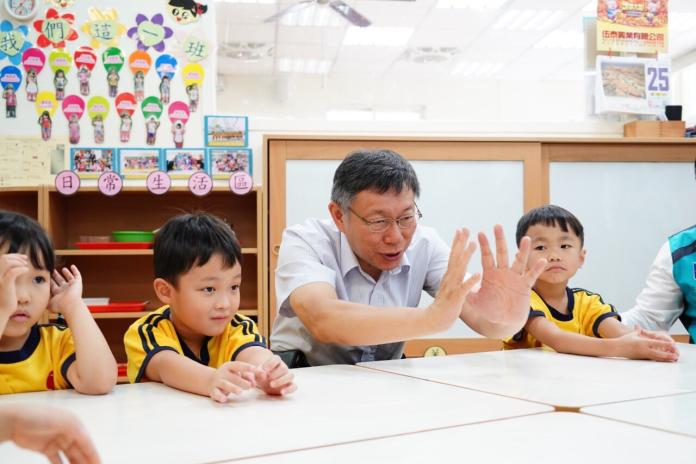 ▲台北市長柯文哲出席準公共幼兒園授證記者會，與小朋友們互動。（圖／台北市政府提供）