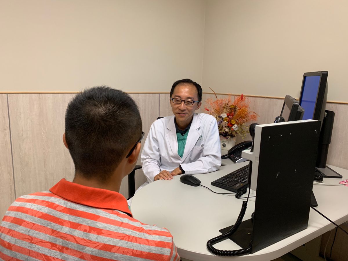 ▲中醫大新竹附醫急診室主任游俊豪（右）提醒：新興毒品可能就偽裝躲在我們的日常生活中，請家長、學子們多加注意。（圖／中醫大新竹附醫提供）