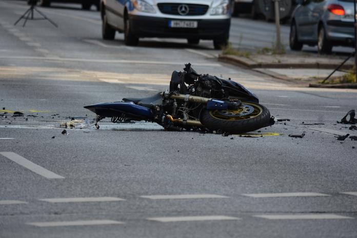▲騎機車發生車禍，相較開車更容易受傷（圖非當事人）。（示意圖／取自 Pixabay ）