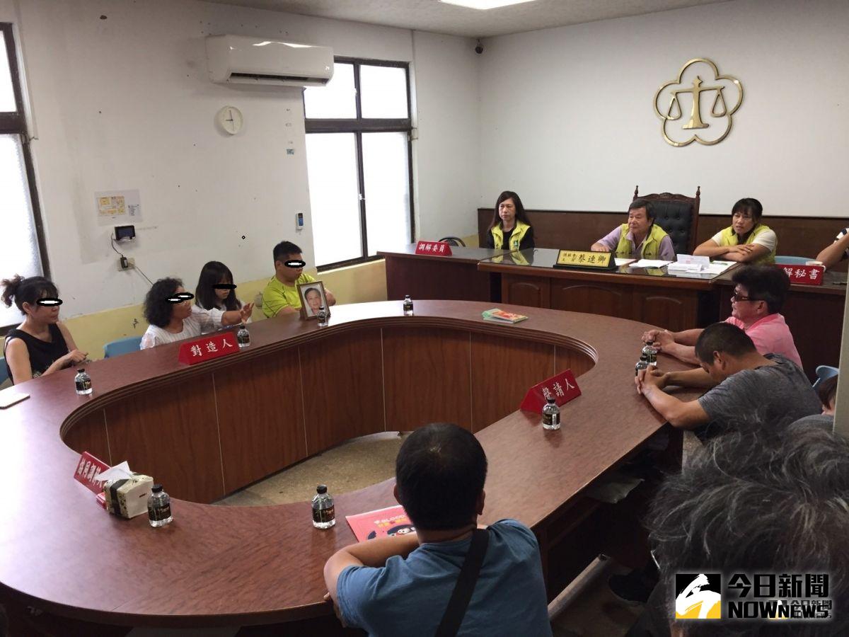 ▲補習班交通車車禍案，再次於嘉義縣東石鄉公所調解。（圖／記者陳惲朋攝 , 2019.07.25）