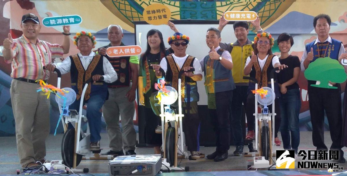 ▲國泰金控舉辦腳踏車發電設備捐贈儀式，由國泰金控協理廖昶超 (左1)與屏東縣政府秘書長邱黃肇崇(右5)及新來義部落鄉長竇望義(右1)，和部落長者一同體驗發電腳踏車。(圖／記者黃守作攝，2019.07.25)
