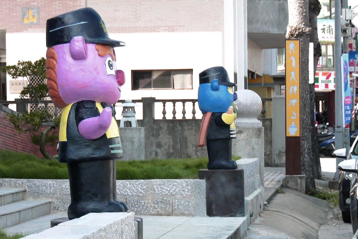 ▲佇立在金湖分局前的風獅爺，入夜後彷彿一對「金童玉女」，民眾看了心驚。（圖／蔡若喬攝, 2019.07.25）