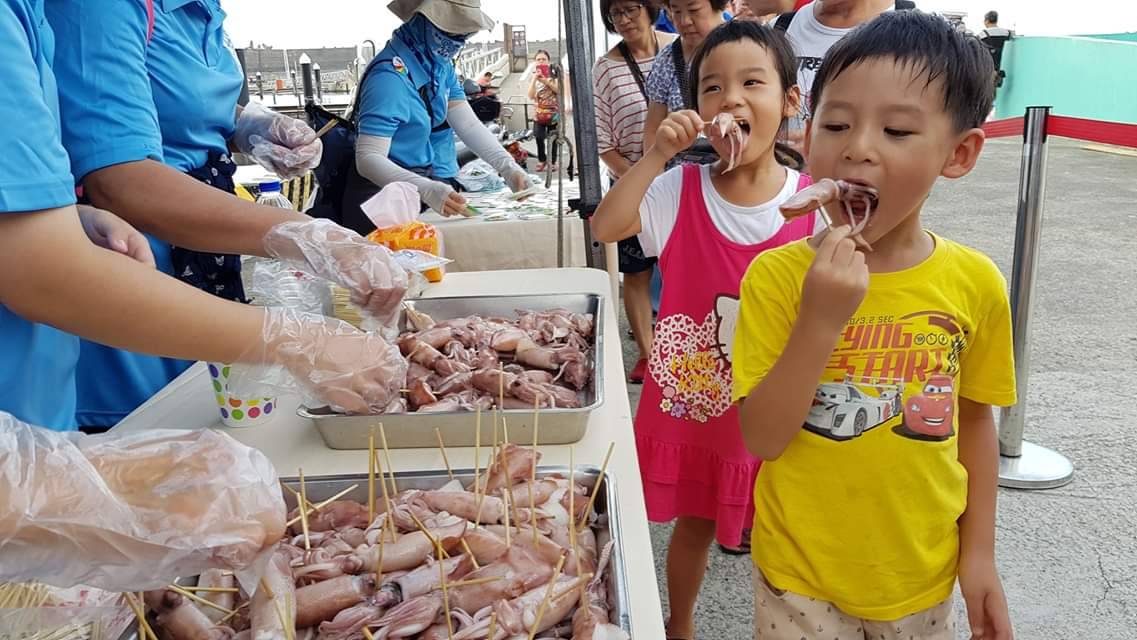 ▲鎖管季親子嘉年華活動現場超過80個攤位，並設有野餐區、攤位熟食區、啤酒暢飲區、特色伴手禮區、吉祥物召集大遊行、舞台表演等系列活動，讓各位遊客於八斗子漁港碧砂泊區，可以大啖海鮮。（圖／基隆市政府產發處提供）