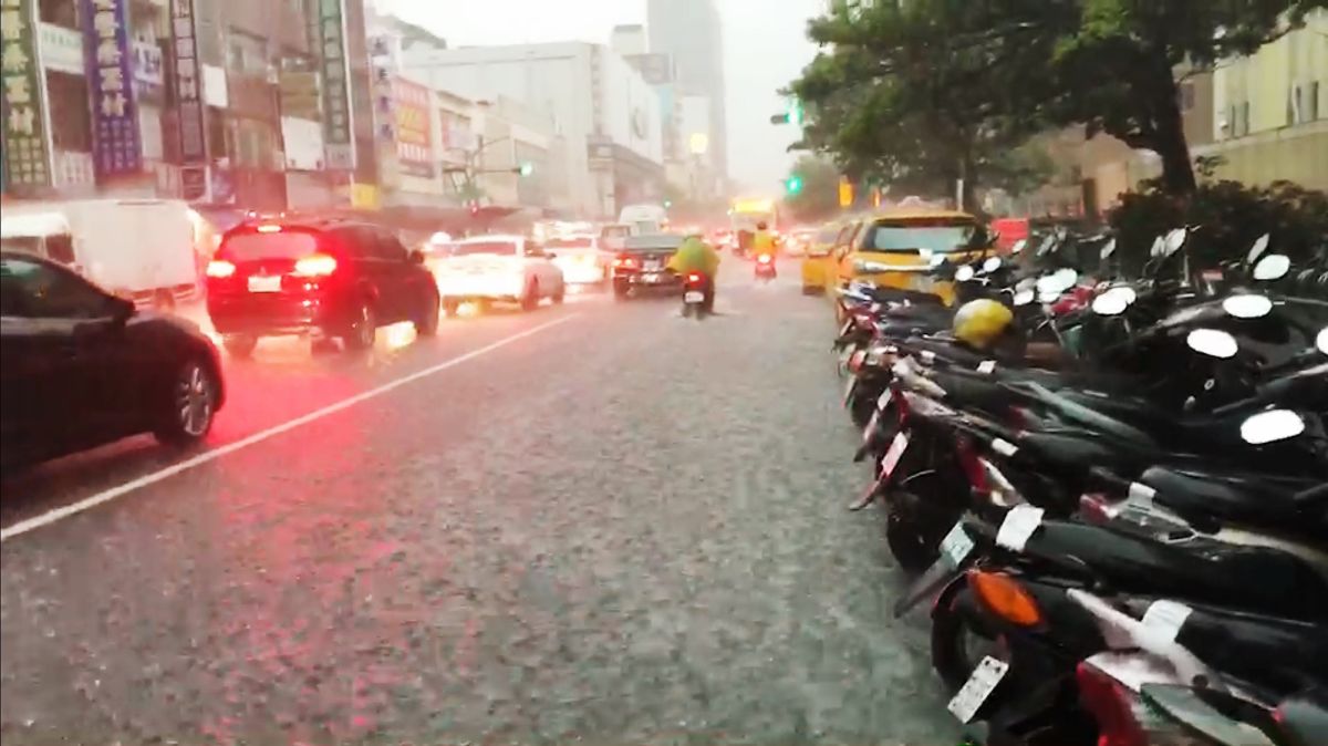 ▲下雨天真的對機車族很傷腦筋。（圖／記者郭俊暉攝）