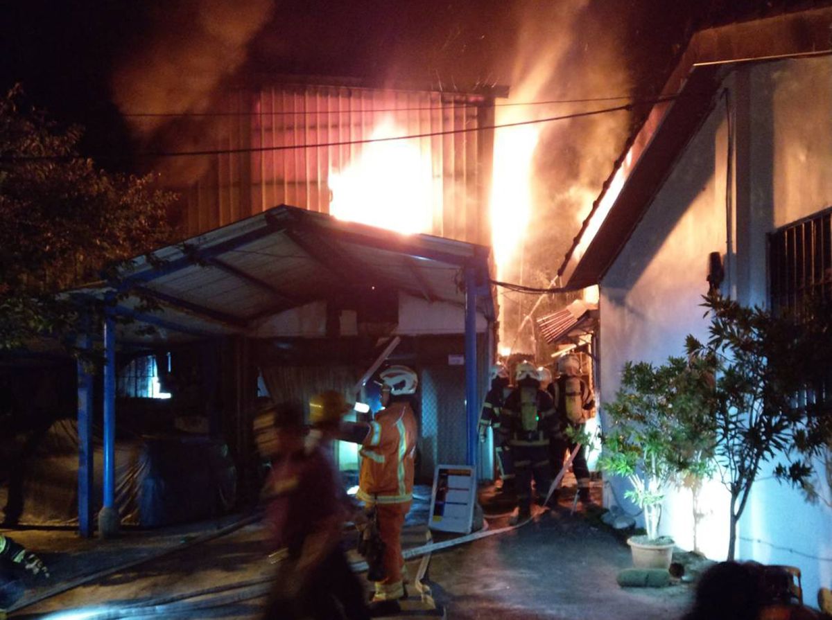 ▲大溪區昨晚發生一起住宅火警，住在大溪區復興路一段一處二層樓鐵皮屋的李姓獨居老人不幸葬身火窟。（圖／記者李春台翻攝）
