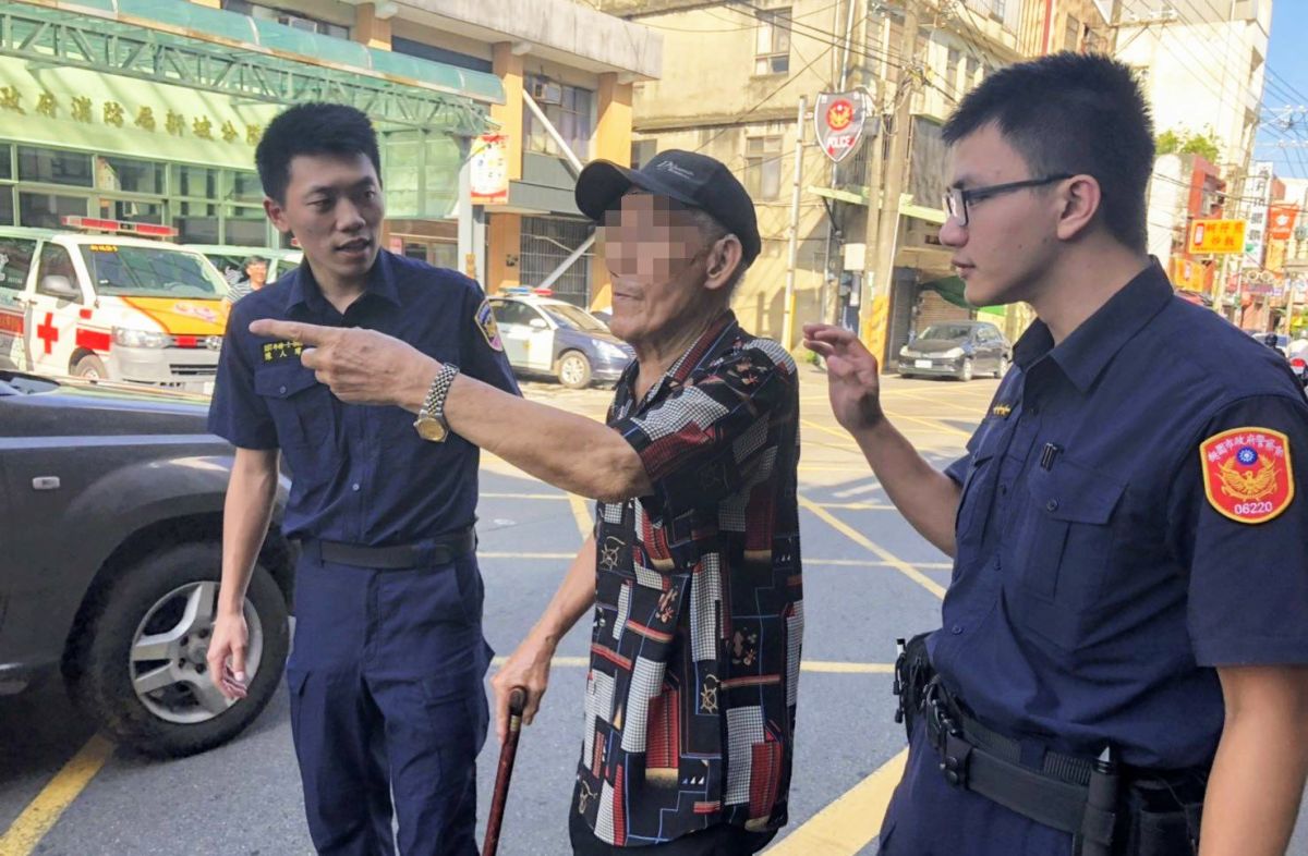 ▲遠道搭車前來觀音尋找舊時好味道的郭姓老翁，卻意外在觀音街頭迷途。（圖／大園分局提供）