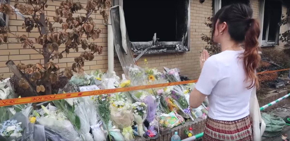 ▲ youtuber 毛毛到現場獻上像陽光般的向日葵希望給京阿尼滿滿的力量。（圖／翻攝 MaoMao TV ）