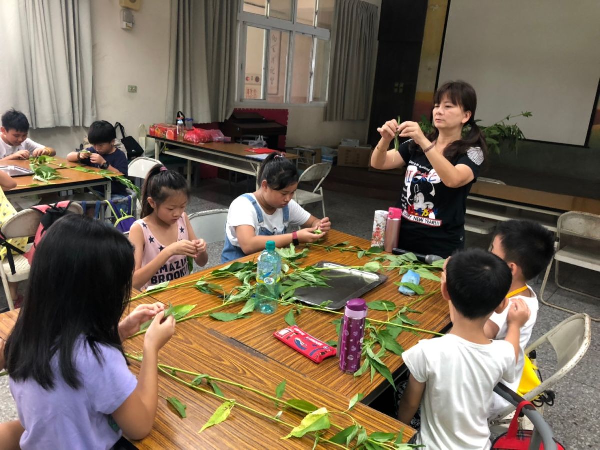 ▲傳授學生如何麻芛的揀葉。 (圖／柳榮俊攝2019.7.26)