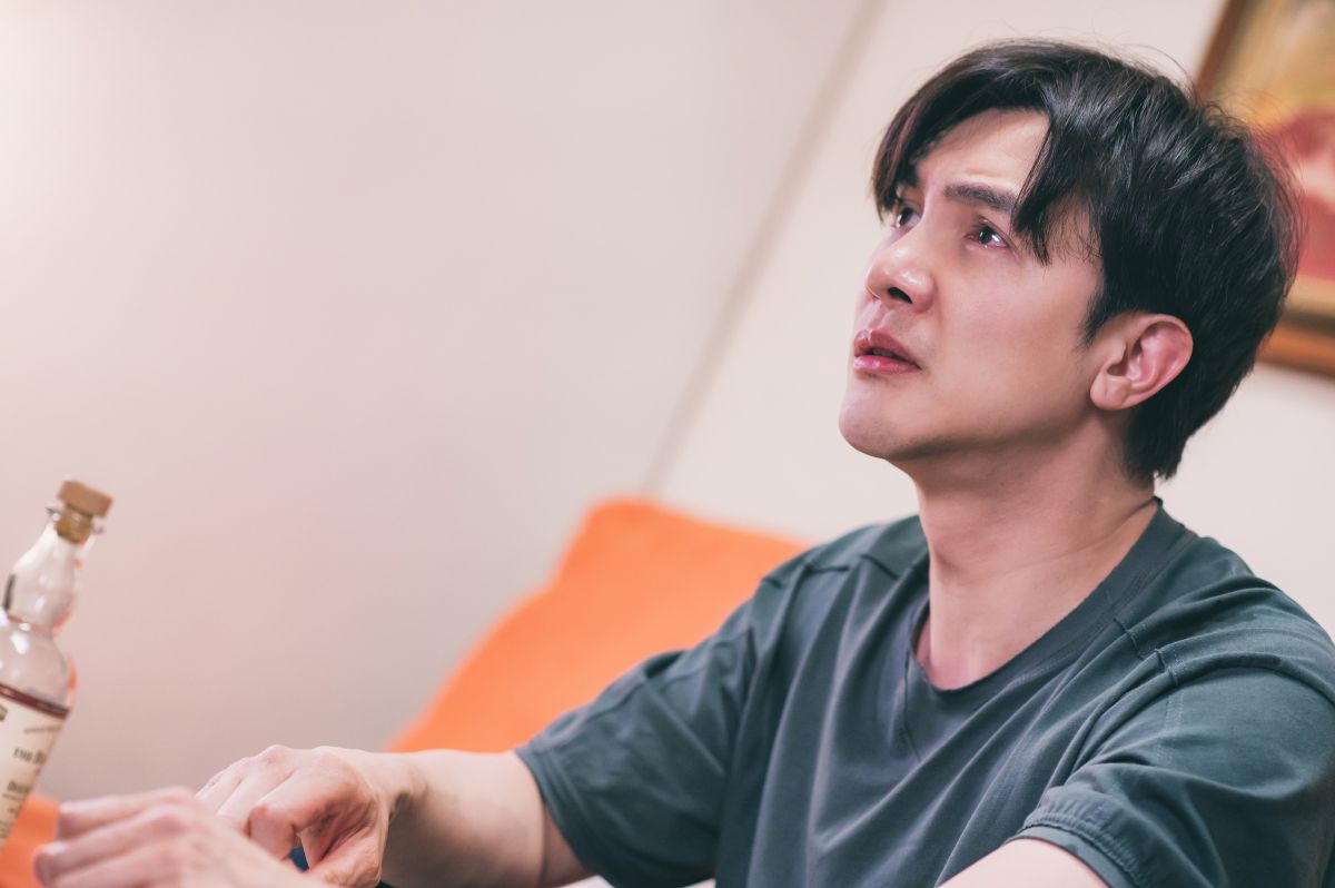 ▲謝佳見離婚崩潰痛哭還藉酒消愁。（圖／東森提供）