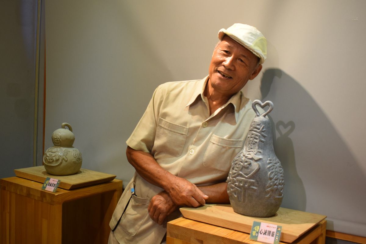 ▲石雕藝師陳明卿創作的連字畫石雕作品。（圖／記者洪佳伶攝）