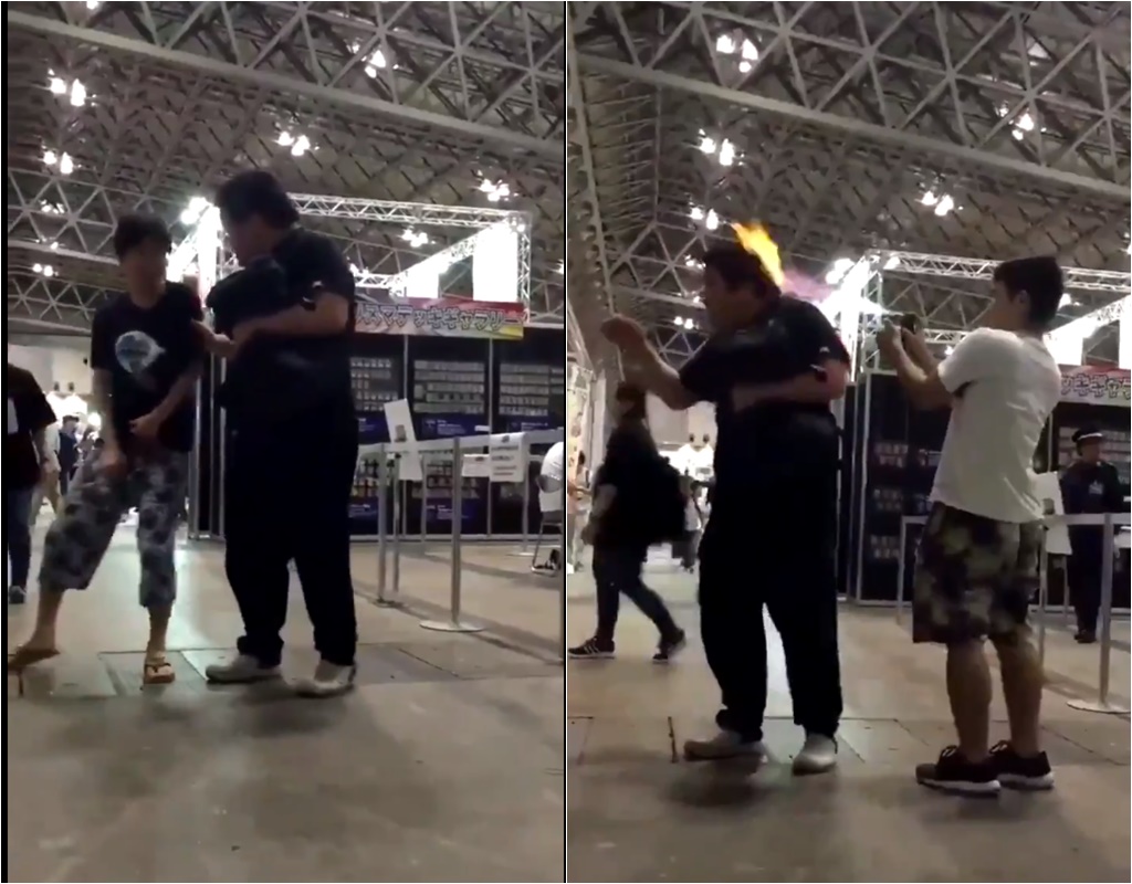 ▲ 2 位屁孩在現場超誇張的惡作劇，其中一人竟然手持瓦斯噴槍，用打火機點火，朝旁人的頭「噴火」，當場將對方後腦杓燒到冒煙。（圖／翻攝推特）