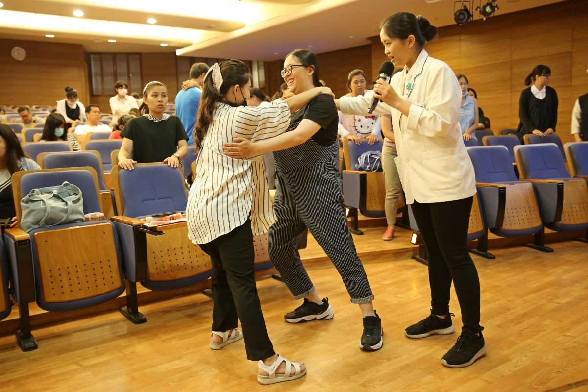 ▲物理治療師教導孕媽咪們如何運動。（圖／花蓮慈濟醫院提供）