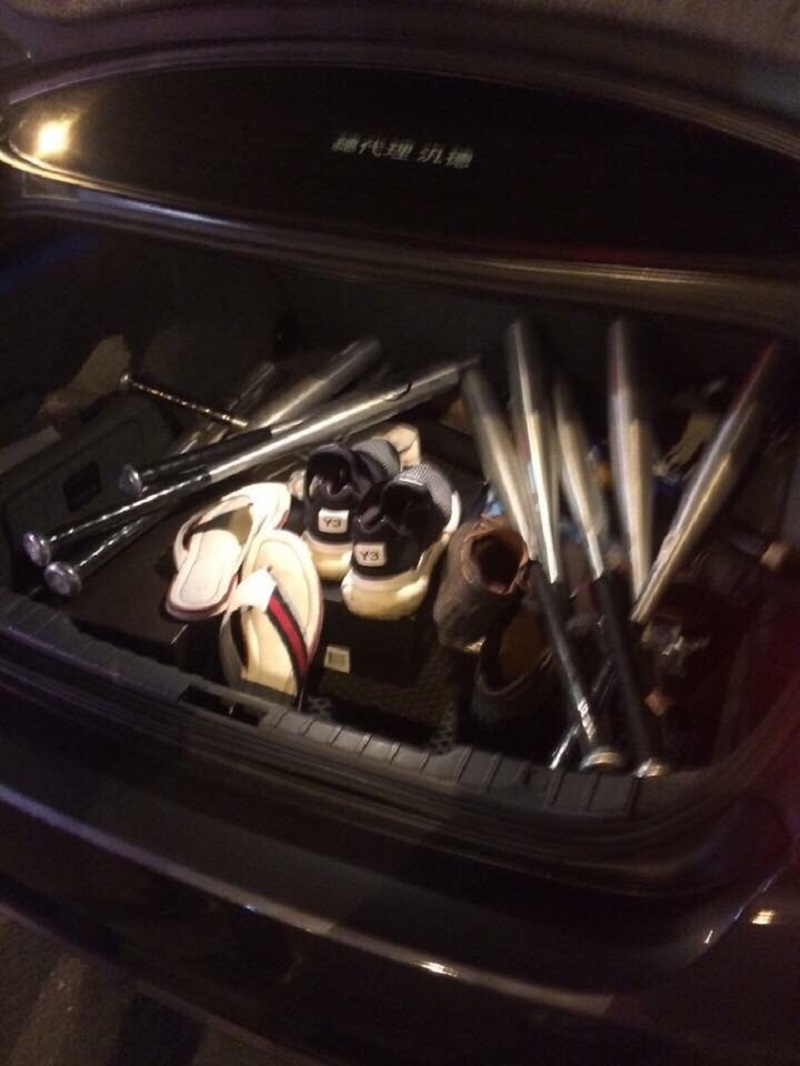 ▲討債集團被警方查扣的車內，放了10支犯案施暴用的球棒（圖／警方提供）