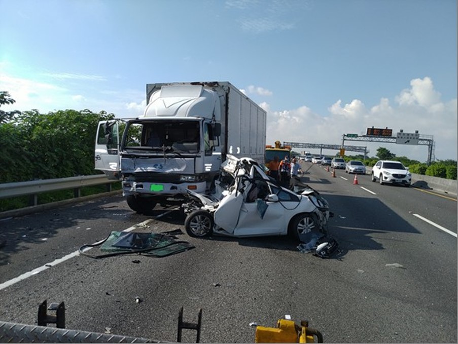 ▲國道一號北向312.4公里安定交流道出口前，5車追撞事故現場。（圖／記者陳聖璋翻攝）