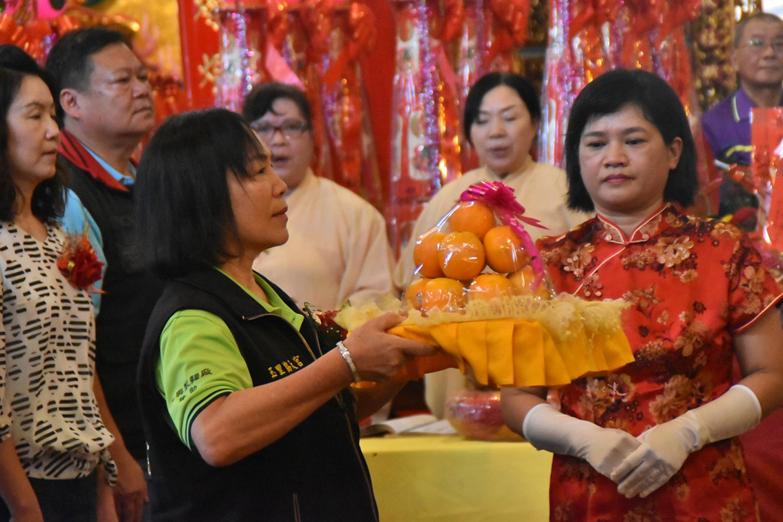▲建廟已有145年歷史的玉里協天宮，上午舉行祝壽大典，由協天宮董事長吳瑜瑩主祭，帶領全體理監事一同祝壽。（圖／記者鄭志宏攝）