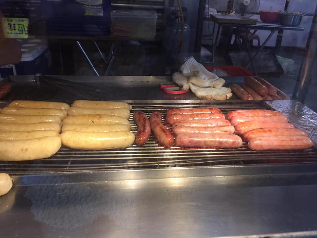 ▲小雪之前是上班族，辭職賣香腸，她感嘆：「後悔念大學！」（圖／黃大米授權提供）