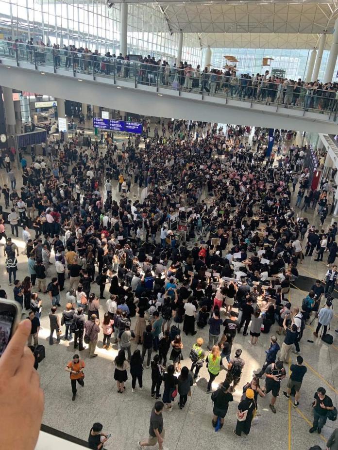 ▲香港航空業工作人員舉行的「和你飛」集會，吸引2500人參與。（圖／讀者提供）