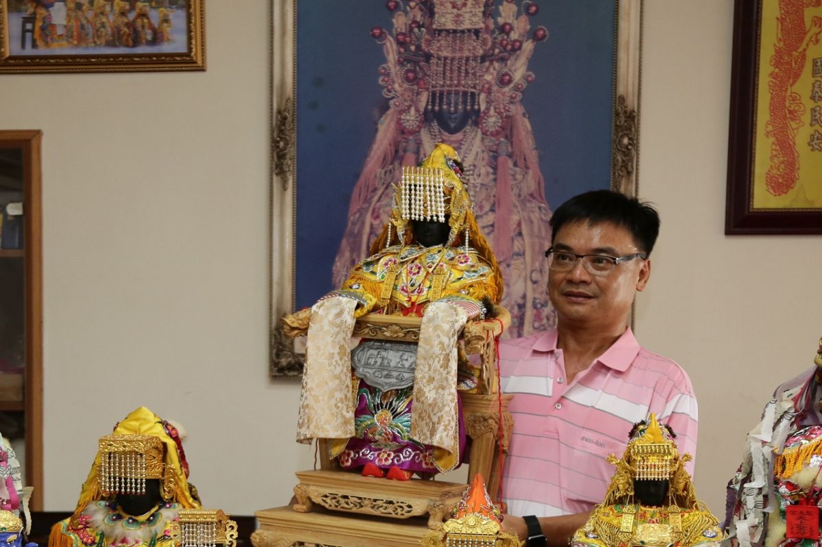 ▲四季蘭靈樹製成四季蘭媽與蔡承哲大師。（圖／嘉義縣政府提供）