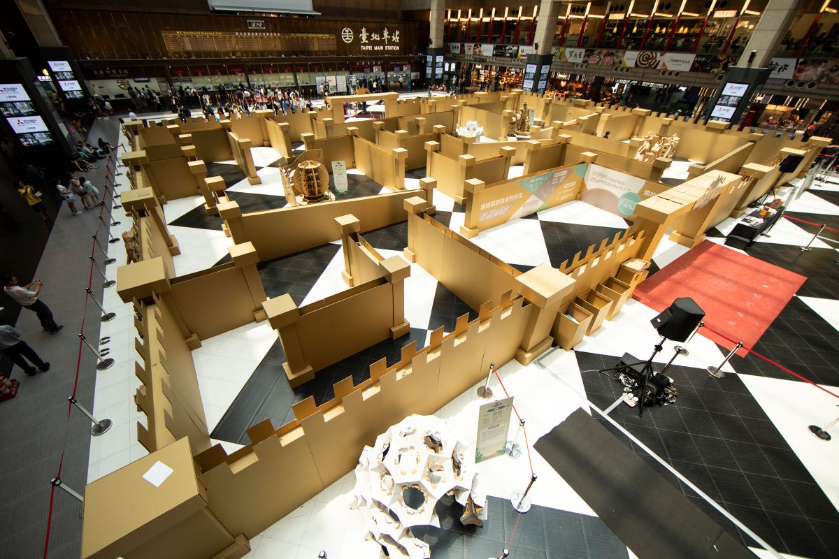 ▲北車變成叢林紙迷宮，隱藏版五座2公尺高大型裝置、22公尺長幅叢林紙牆。(圖／造紙公會提供)