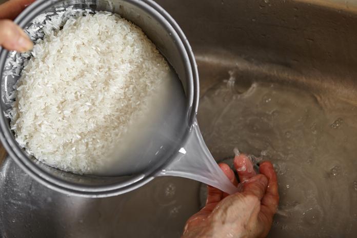 ▲燒焦的鍋具可先浸泡洗米水後再刷洗，清洗更輕鬆。（圖／信義居家提供） 