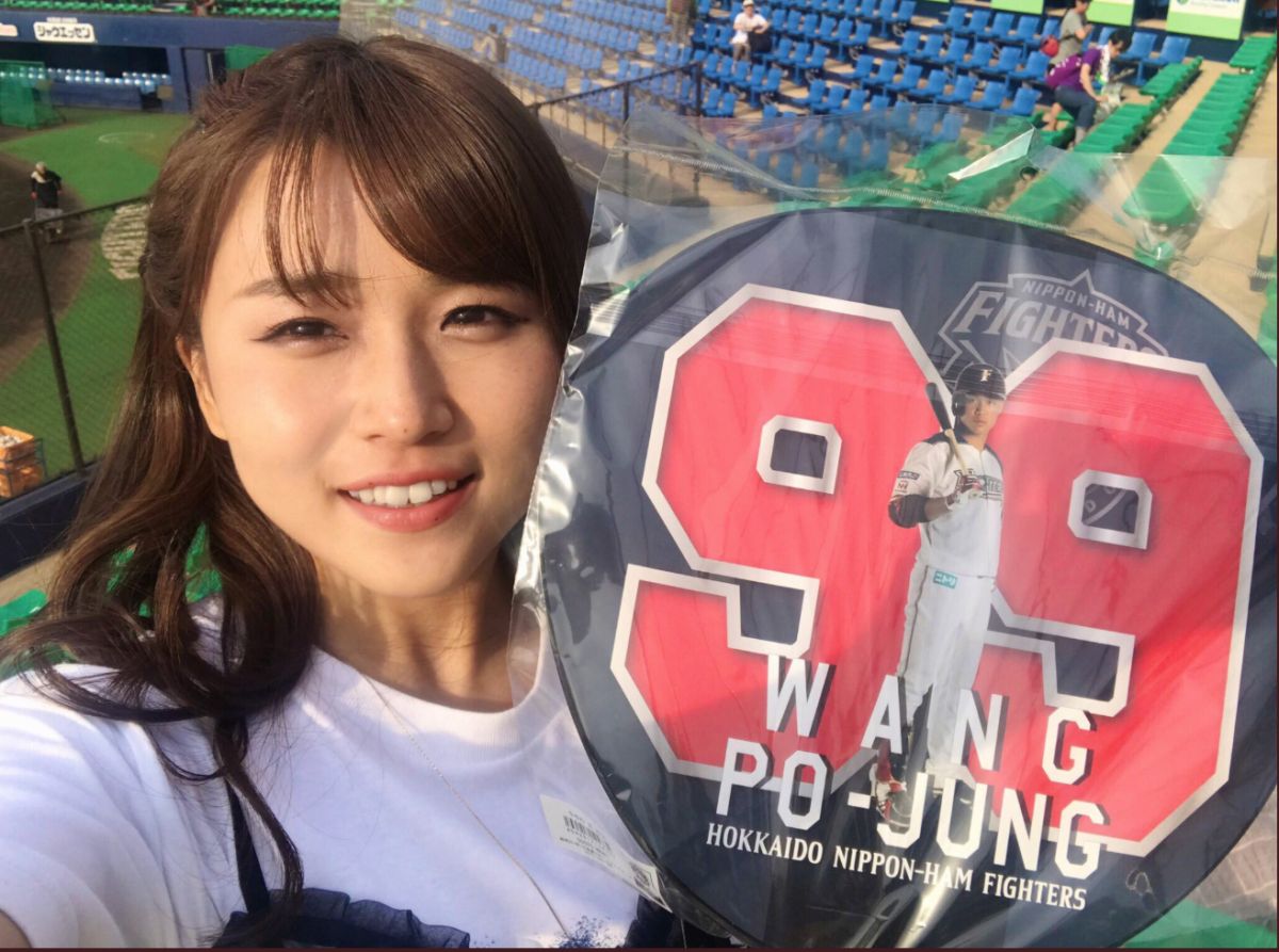 正妹歌手河野萬里奈想到二軍為王柏融加油。（圖／取自推特）