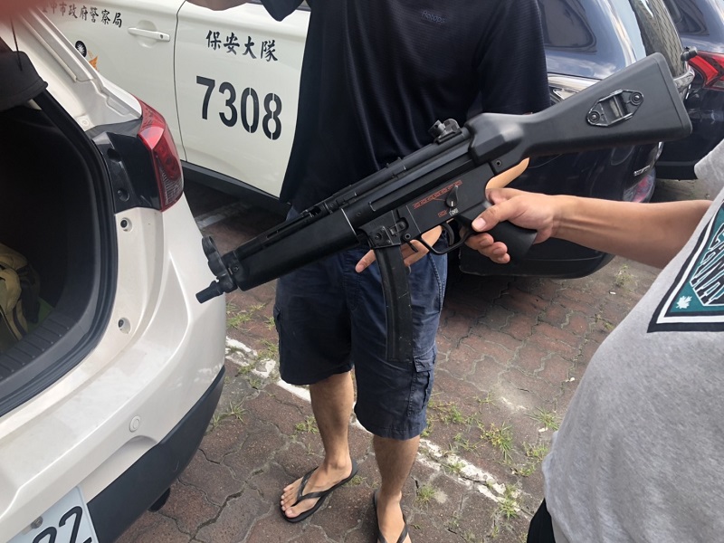 ▲男子持玩具槍製作逼車亮槍的kuso短片上傳youtube，遭警究辦（圖／警方提供）