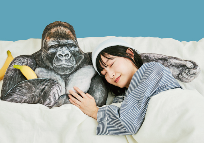 ▲這款模樣逗趣的大猩猩抱枕，在網路上引發討論。（圖／翻攝自 felissimo 網站）