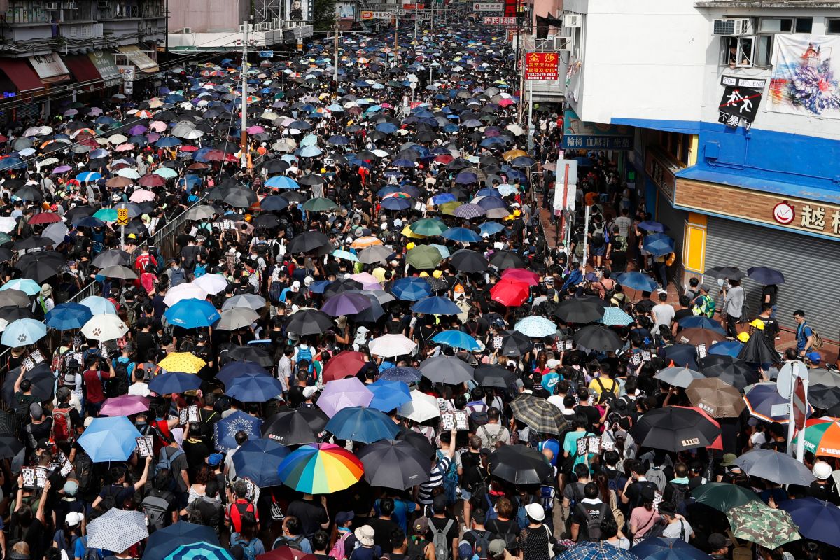 大批香港民眾參加27日舉行的「光復元朗」遊行。（圖／美聯社／達志影像）