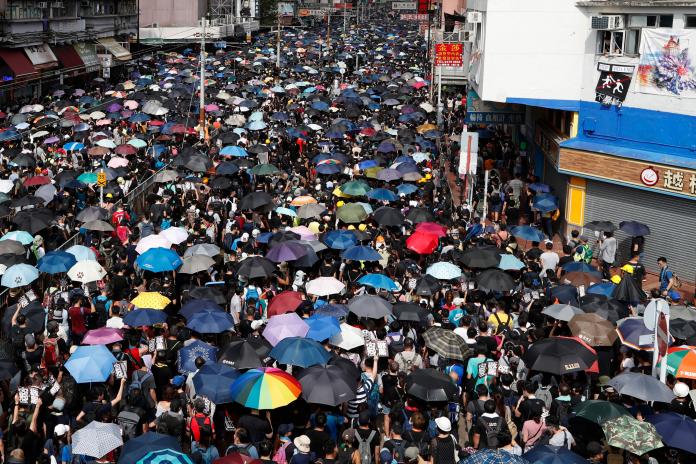 大批香港民眾參加27日舉行的「光復元朗」遊行。（圖／美聯社／達志影像）