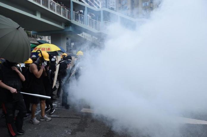 元朗遊行爆衝突　港警施放催淚彈清場
