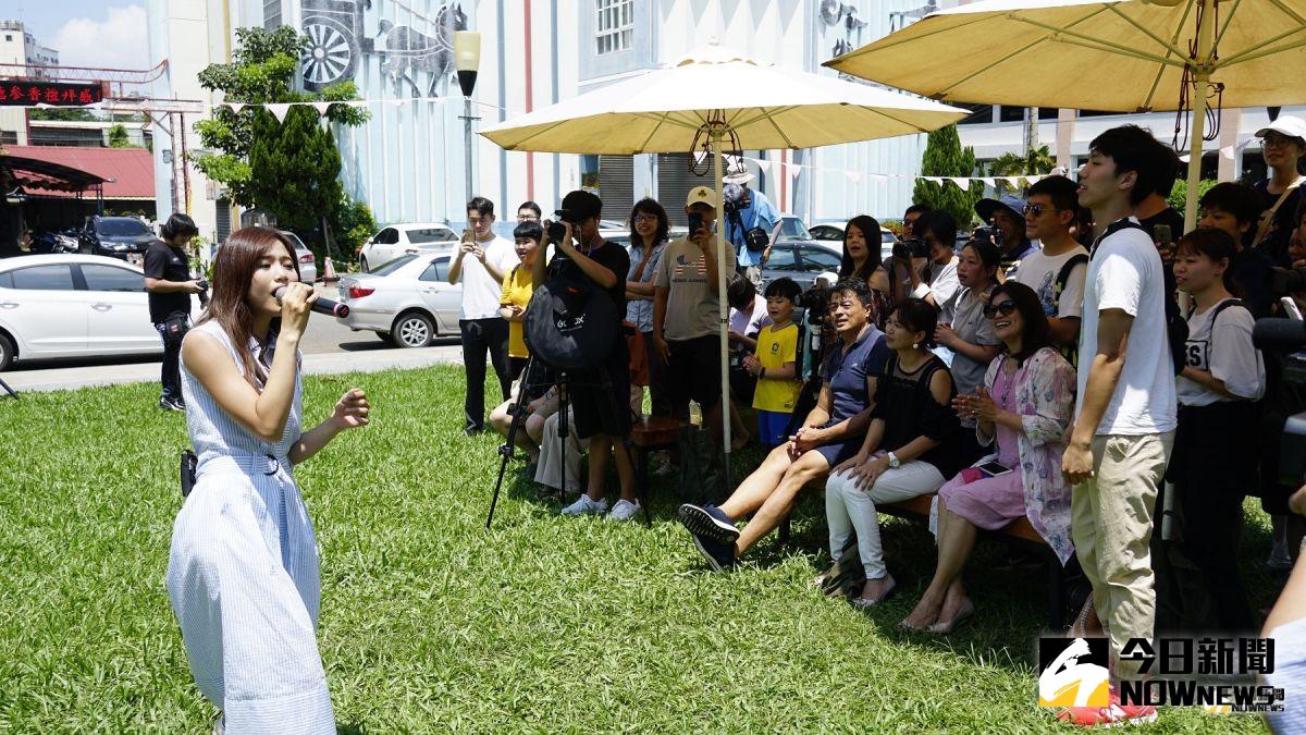 ▲清新創作歌手吳汶芳擔任開幕嘉賓，以歌唱開啟微册音樂會序幕。（圖／記者蘇榮泉攝，2019.07.27）